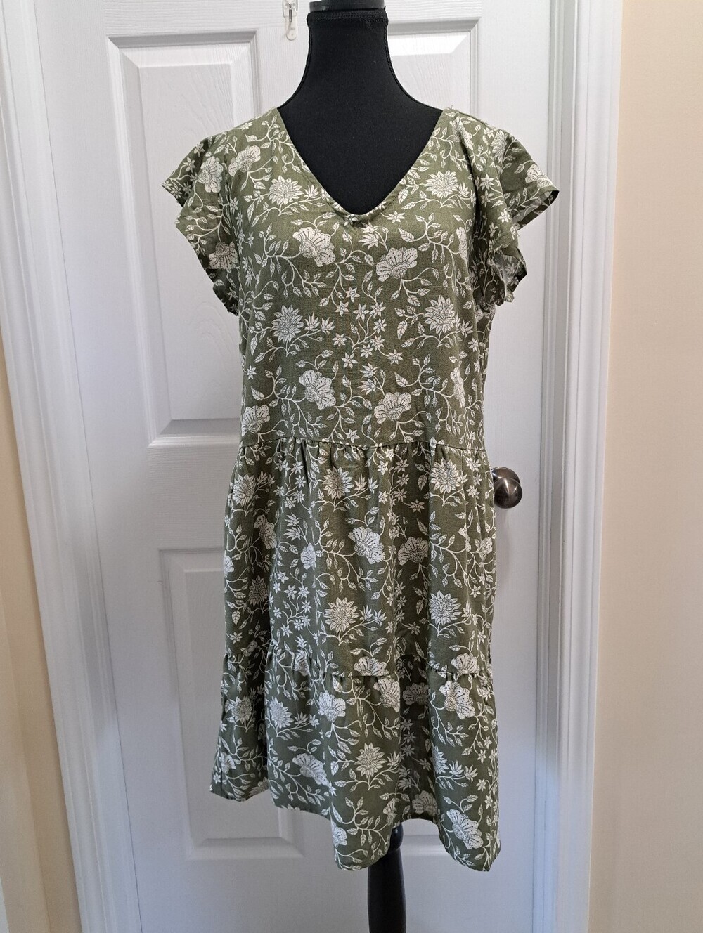 Devoted Floral V-Neck Dress Tie Back Flutter Sleeve Green Size Small Flowy Boho